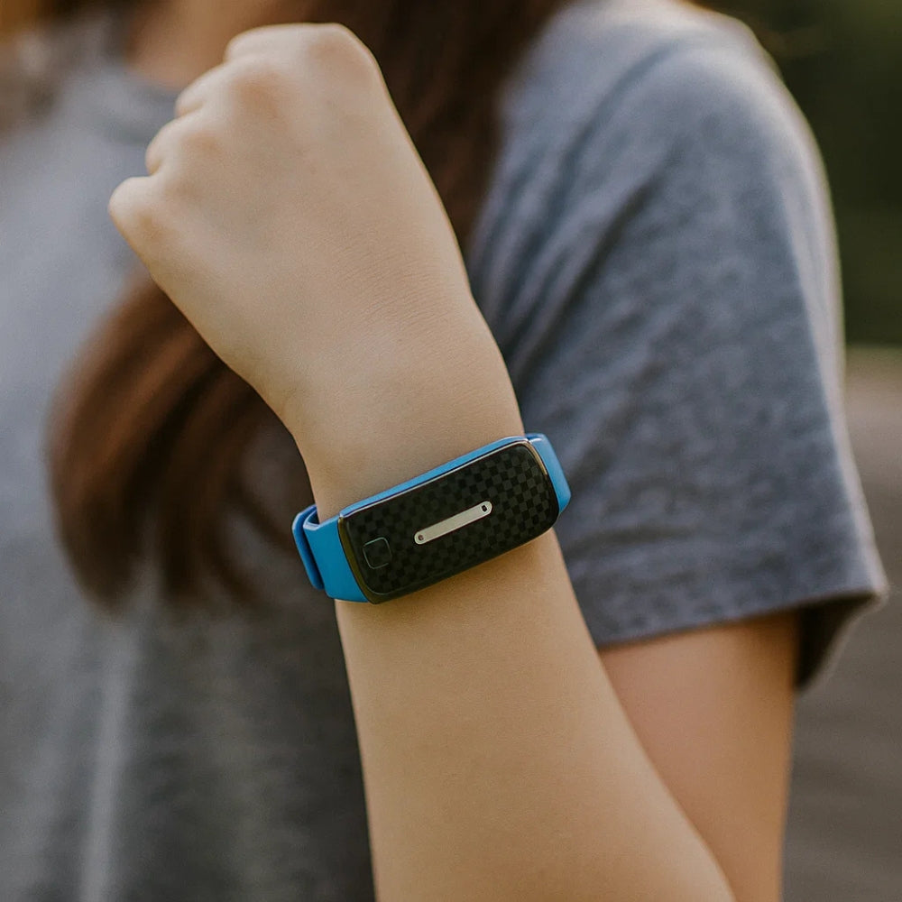 bracciale fitness donna indossato con stile elegante e discreto